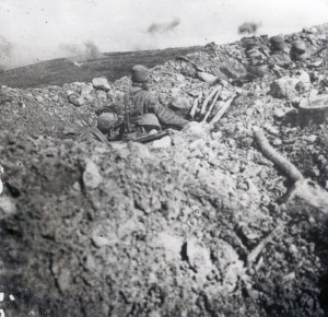 Bombardement de la crête, vu d'une tranchée française, 1915. Collection privée. Droits réservés.