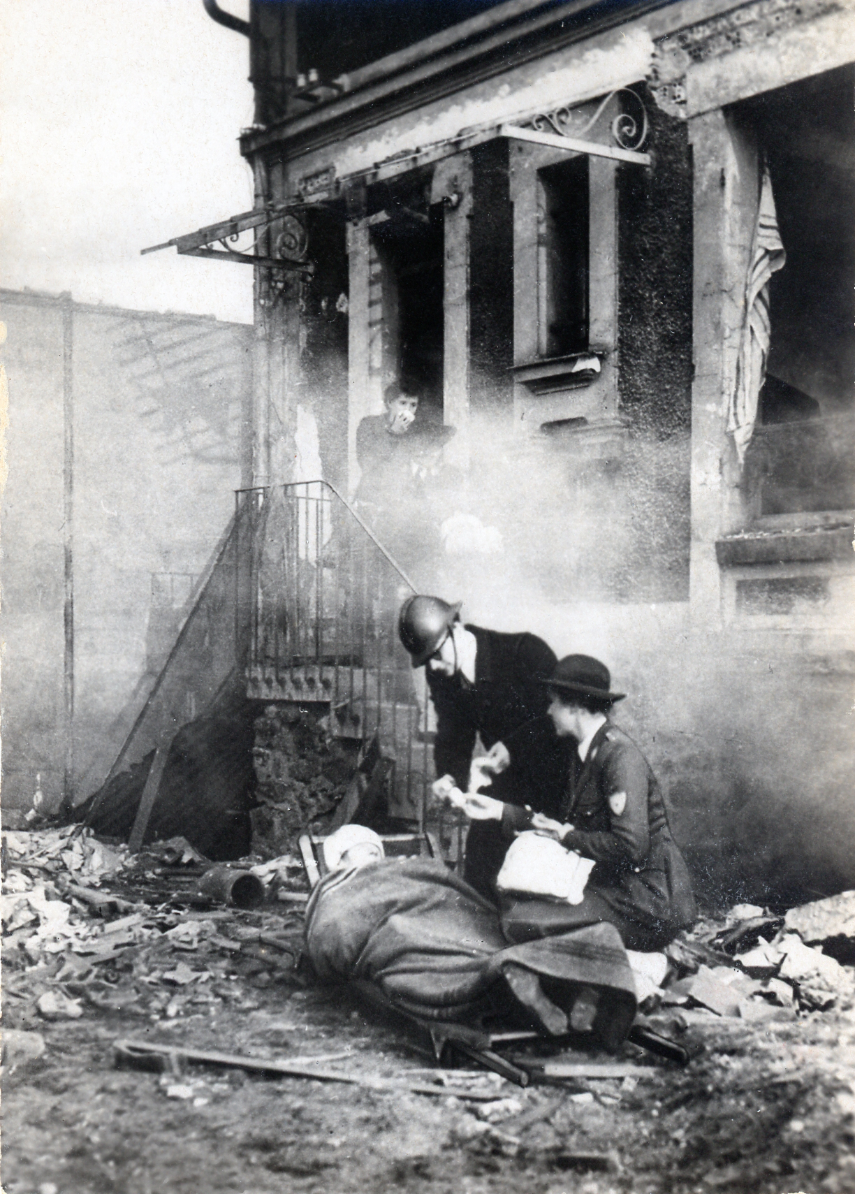 Mitglieder eines Rettungsteams nach einem Bombardement, 1939-1945. Bildnachweis: CRF.
