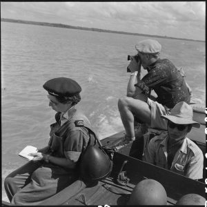 Die Reporter Brigitte Friang und Raoul Coutard an Bord eines RICM-Boots auf Patrouille auf dem Thai Binh, Französisch-Indochina, 1953 © ECPAD / Paul Corcuff