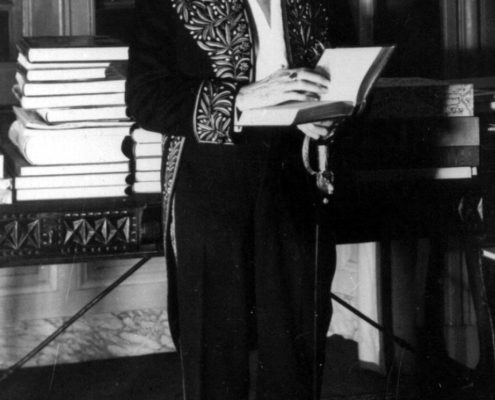 Maurice Genevoix en tenue d'académicien, années 1960. © Famille Genevoix