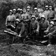 Fantassins allemands autour d’un Minenwerfer, 1918. Collection Mémorial de Verdun.