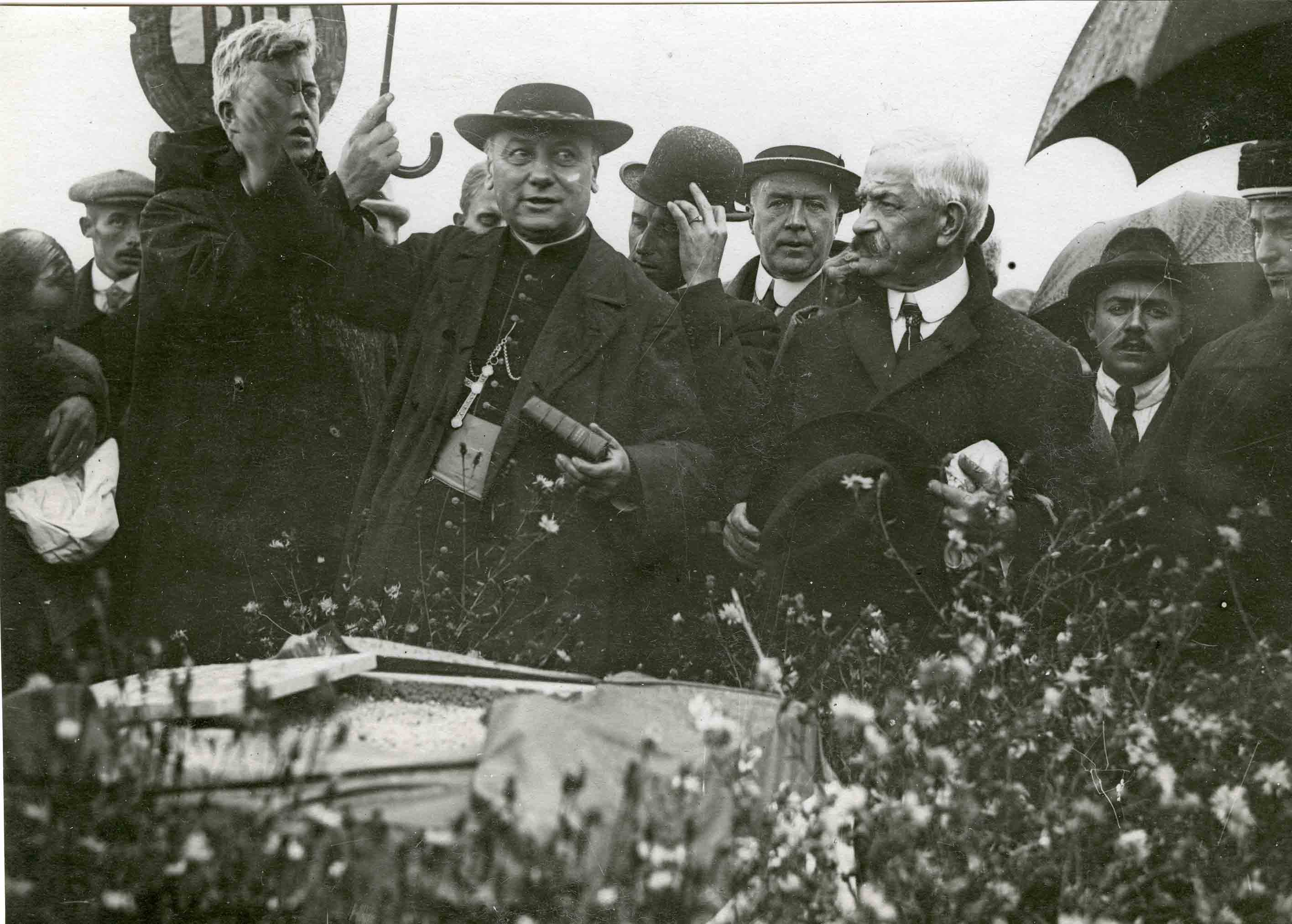 Monseigneur Ginisty lors de la cérémonie de la pose de la première pierre, le 22 août 1920. © Fondation Ossuaire de Douaumont