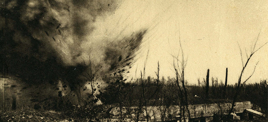 Les combats du Bois des Caures (février 1916.) Un obus de 210 arrive de plein-fouet sur le poste de commandement du lieutenant-colonel Driant. © Mémorial de Verdun