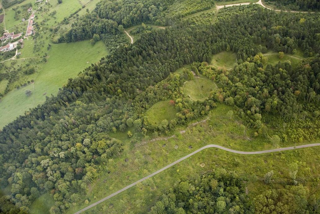 Vue aérienne de la crête des Éparges, entonnoirs de mine autour du Point C. © Jean-Luc Kaluzko