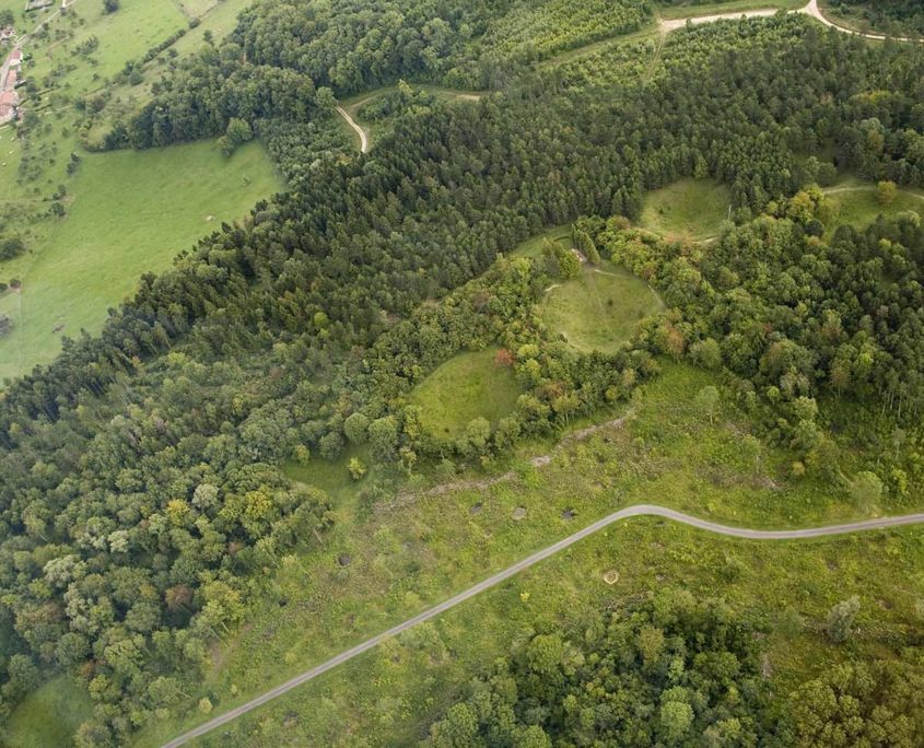 Vue aérienne de la crête des Éparges, entonnoirs de mine autour du Point C. © Jean-Luc Kaluzko