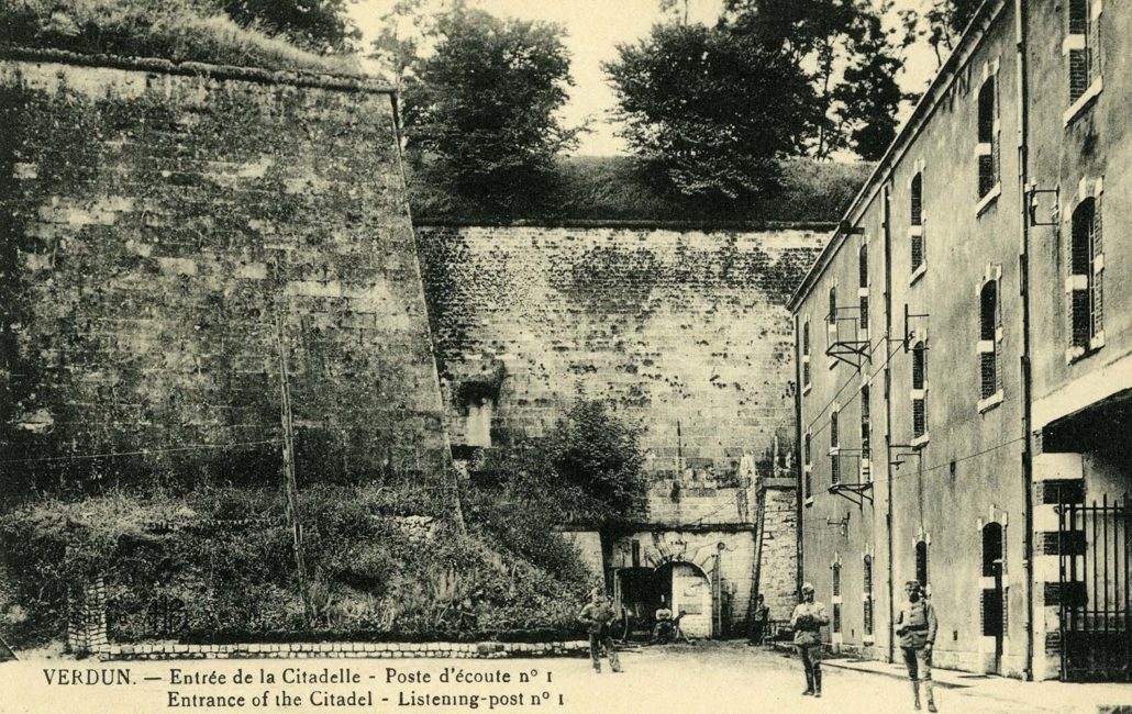 Entrée de la Citadelle souterraine de Verdun par l'Écoute n°1. Collection Mémorial de Verdun