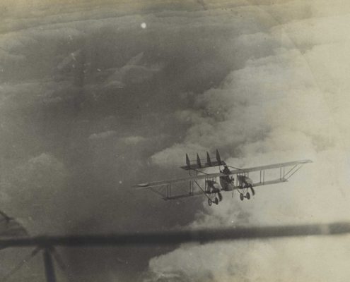 Avion d’observation français Caudron G.4 dans le ciel de Verdun. Photographie française, juillet 1916. Collection La contemporaine BDIC_VAL_510_127.