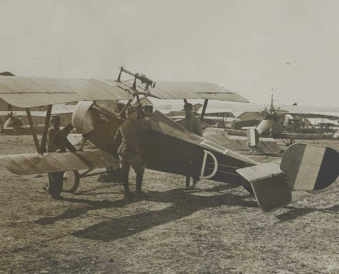 Avion de chasse français Nieuport 16 livré aux escadrilles françaises à partir d’avril 1916. Photographie française, juin 1916, terrain d’aviation de Lemmes. Collection La contemporaine BDIC_VAL_510_146.