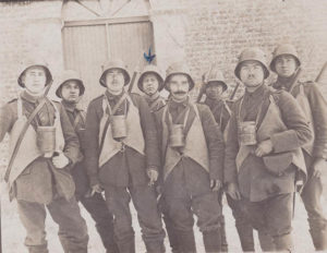 Stosstruppen posant en tenue de combat. Photographie, 1918. © Mémorial de Verdun. Format web