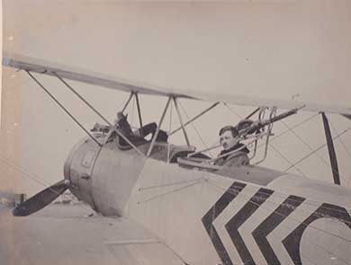 Vue resserrée sur le pilote (à gauche) et l’observateur (à droite) d’un avion Sopwith 1A2 Escadrille Sop 208, aérodrome de Mont-Saint-Martin (Aisne). Photographie française, printemps 1917. Collection particulière.