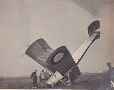 Französische Mechaniker um eine Sopwith 1A2, die auf der Nase gelandet ist. Auf dem letzten Abzug sieht sich ein Pilot das Flugzeug näher an. Geschwader Sop 208, Flugplatz Mont-Saint-Martin (Aisne). Französische Fotografie, Frühjahr 1917. Privatsammlung.
