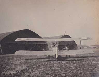 Rückansicht einer Sopwith 1A2 nach der Rückkehr von einem Aufklärungsflug. Geschwader Sop 208, Flugplatz Mont-Saint-Martin (Aisne). Französische Fotografie, Frühjahr 1917. Privatsammlung.