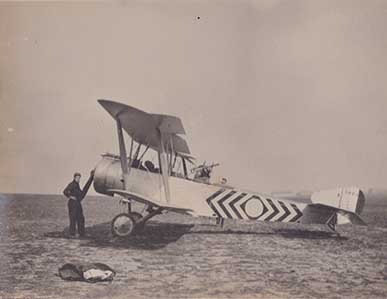 French mechanic posing in front of a Sopwith 1A2. Sop 208 squadron, Mont-Saint-Martin aerodrome (Aisne). French photography, spring 1917. Private collection.