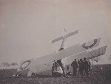 French mechanics around a Sopwith 1A2 that had done a “nosedive” on landing. In the last photograph, a pilot has come to get a closer look at the plane. Sop 208 squadron, Mont-Saint-Martin aerodrome (Aisne). French photography, spring 1917. Private collection.