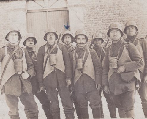 Stosstruppen posant en tenue de combat. Photographie, 1918. © Mémorial de Verdun