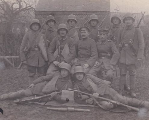 Stosstruppen. L‘utilisation des grenades est mise en avant sur ce cliché. Photographie, 1917. © Mémorial de Mémorial