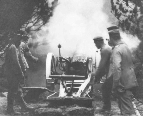 Obusier allemand de 15 cm ouvrant le feu. Photographie, s.d. © Mémorial de Verdun.