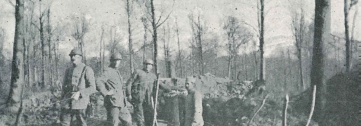 Le sous-lieutenant Mangin et les soldats Nain, Langlet et Jouan posent devant un abri de l’Herbebois en février 1916, quelques jours avant le déclenchement de l’offensive allemande. Source : Colonel Paquet, Dans l’attente de la ruée, Verdun (janvier-février 1916), Paris, 1928.