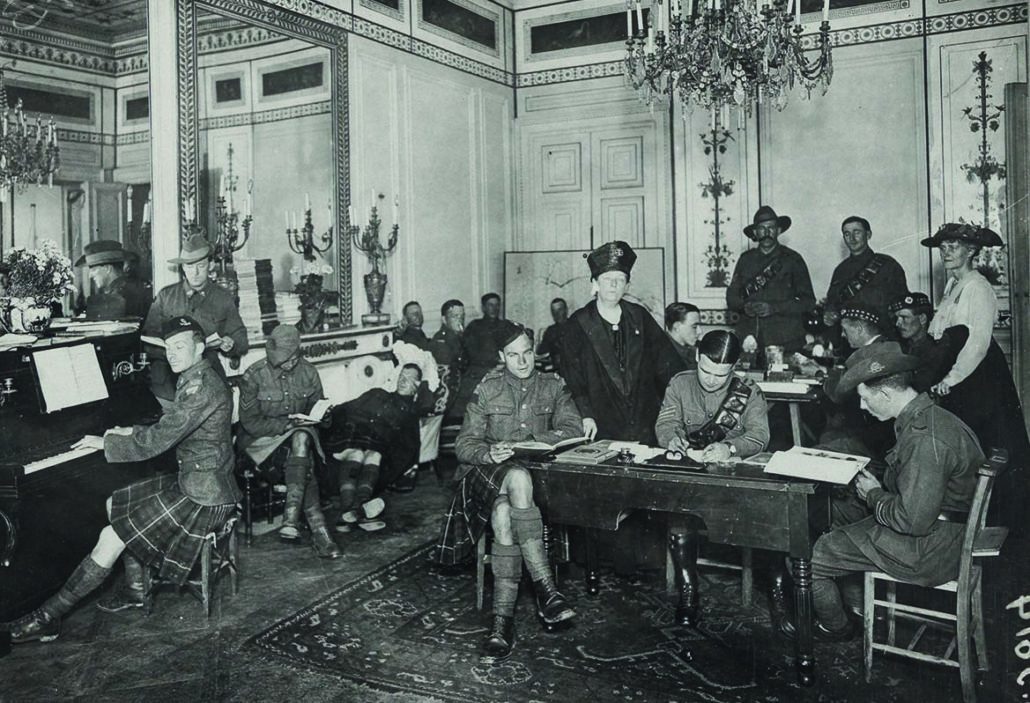 Foyer du Soldat anglais, salle de thé, 20 place Vendôme à Paris, 1917. © La Contemporaine (BDIC_VAL_368_026).