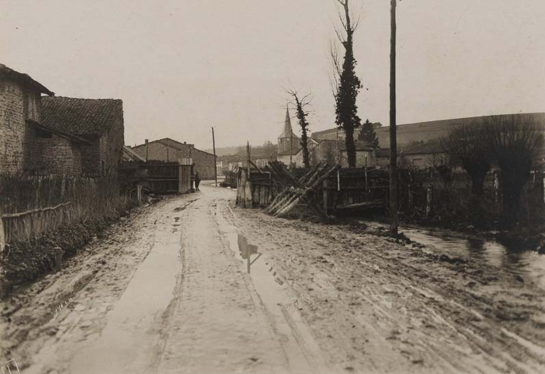 Le village de Vaux-lès-Damloup. Photographie française de janvier 1916. © La Contemporaine (Val.198/156).
