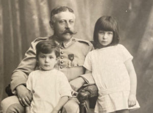 Pierre Cazalis de Fondouce et ses petits-enfants, format miniature. Archives famille Cazalis de Fondouce