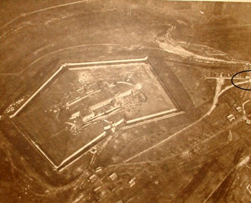 Vue aérienne du fort de Douaumont avant guerre. Le “dépôt” se situe à droite. © Mémorial de Verdun.