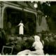 Représentation théâtrale sur l'estrade du "Théâtre du Front". Photographie - Don de Mme Dolores Genoux. © Mémorial de Verdun