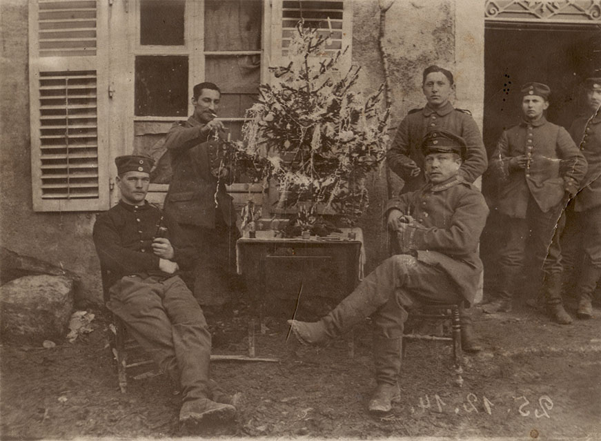 Soldats allemands autour d'un sapin de Noël, dans un des villages des Hauts de Meuse occupés par les Allemands, 25 décembre 1914. Photographie. Collection particulière. © Droits réservés.