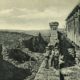 Soldats allemands posant de part et d’autre du fossé de gorge du fort de Vaux après sa capture. Photographie allemande. Collection Mémorial de Verdun.