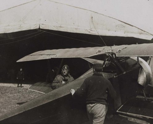 Lemmes. 16-15-16. Camp d’aviation. L’aviateur Navarre s’habillant pour partir en chasse sur son Nieuport. Il porte sur la tête, comme fétiche, deux bas de femme, en soie, noués sous le menton. © coll. La contemporaine VAL_202_079