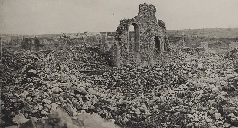 Un coin du village bombardé, restes de l'Eglise, Avocourt, 2017. La Contemporaine - BDIC_VAL_180_109