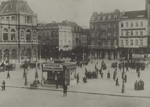 Place... Pendant l’occupation allemande. Kiosque de journaux allemands, Bruxelles, 1915. © La Contemporaine –BDIC_VAL_475/026