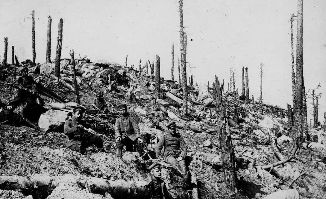 soldats_allemands_au_bois_des_corbeaux_mort_homme_printemps_1916_col._memorial_de_verdun_.jpg
