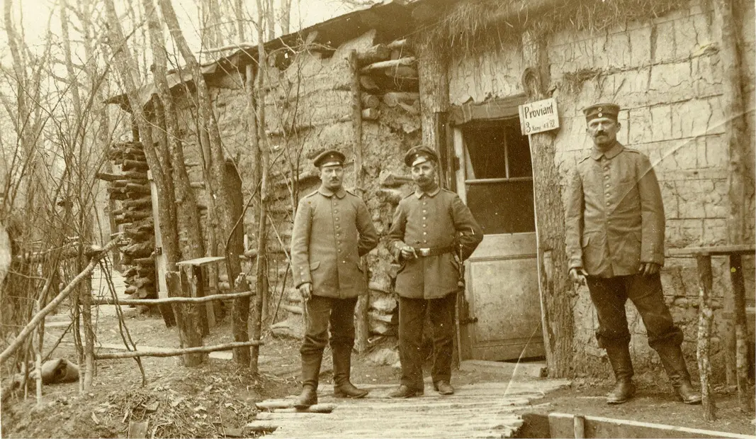 Dépôt de provisions dans un camp de repos allemand. Arrière-front de Verdun, 1916. Collection et © Mémorial de Verdun