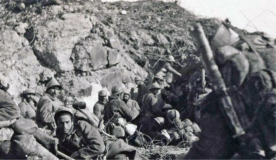 Soldats du Régiment colonial du Maroc, dans les fosses du Fort de Douaumont reconquis, le 25 octobre 1916. © La Contemporaine