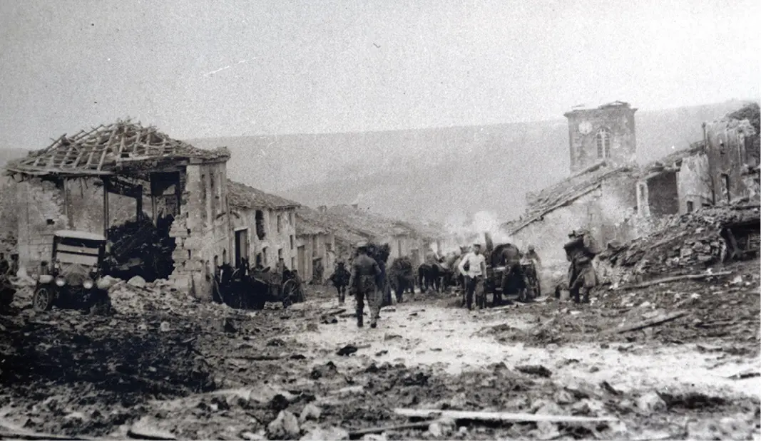 Ruines du village de Beaumont. Photographie allemande du 27 février 1916. Collection et © Mémorial de Verdun – Champ de bataille.