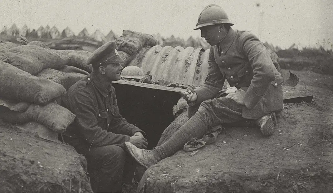 Un abri ; soldat anglais et soldat français. Bois de Bernafay, 12 octobre 1916. © La Contemporaine
