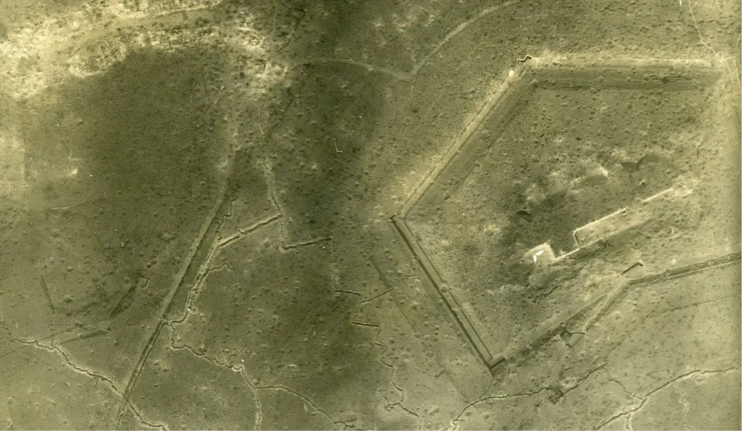 Le village et le Fort de Douaumont. Photographie aérienne française, 9 avril 1916. Collection et © Mémorial de Verdun