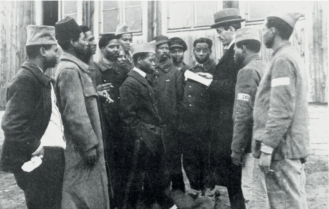 L'ethnologue Paul Hambruch avec un groupe de prisonniers malgaches de la Première Guerre mondiale dans le « camp Half-Moon » à Wünsdorf, en Allemagne.