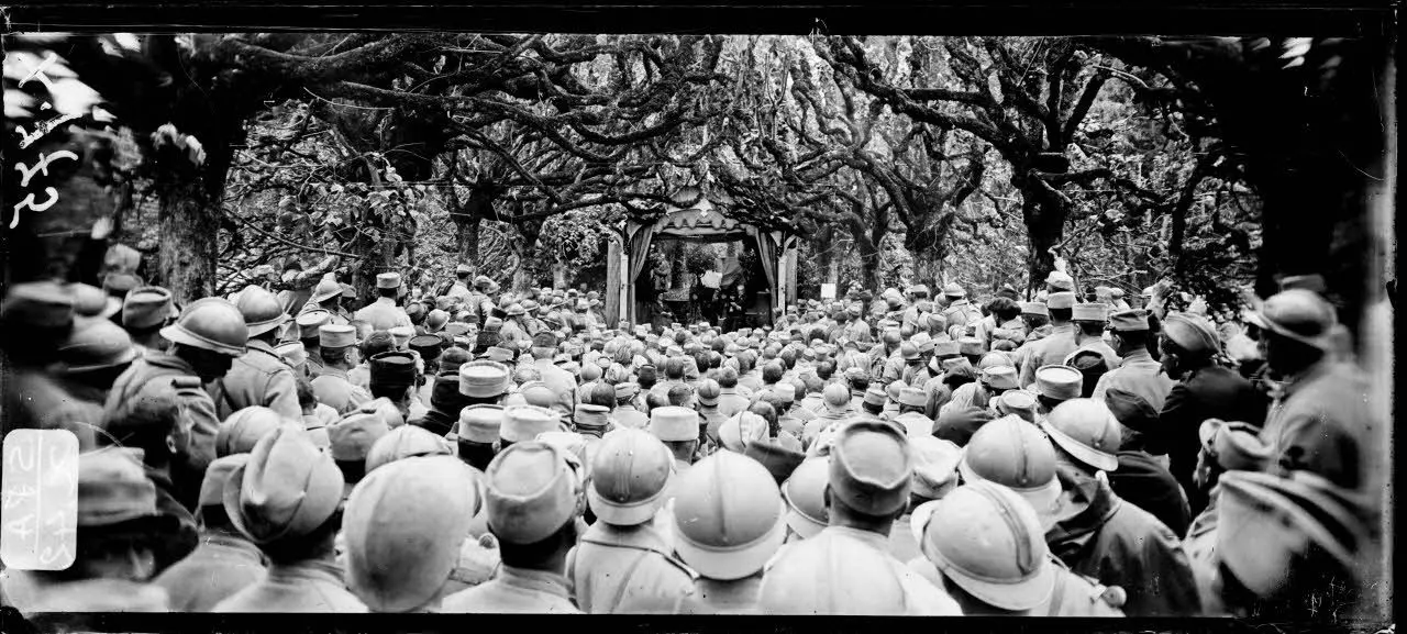 les_soldats_assistent_a_la_representation_du_theatre_aux_armees_a_boucq._meurthe_et_moselle_._10_mai_1916._c_jacques_agie_domaine_public_ecpad_defense.jpg