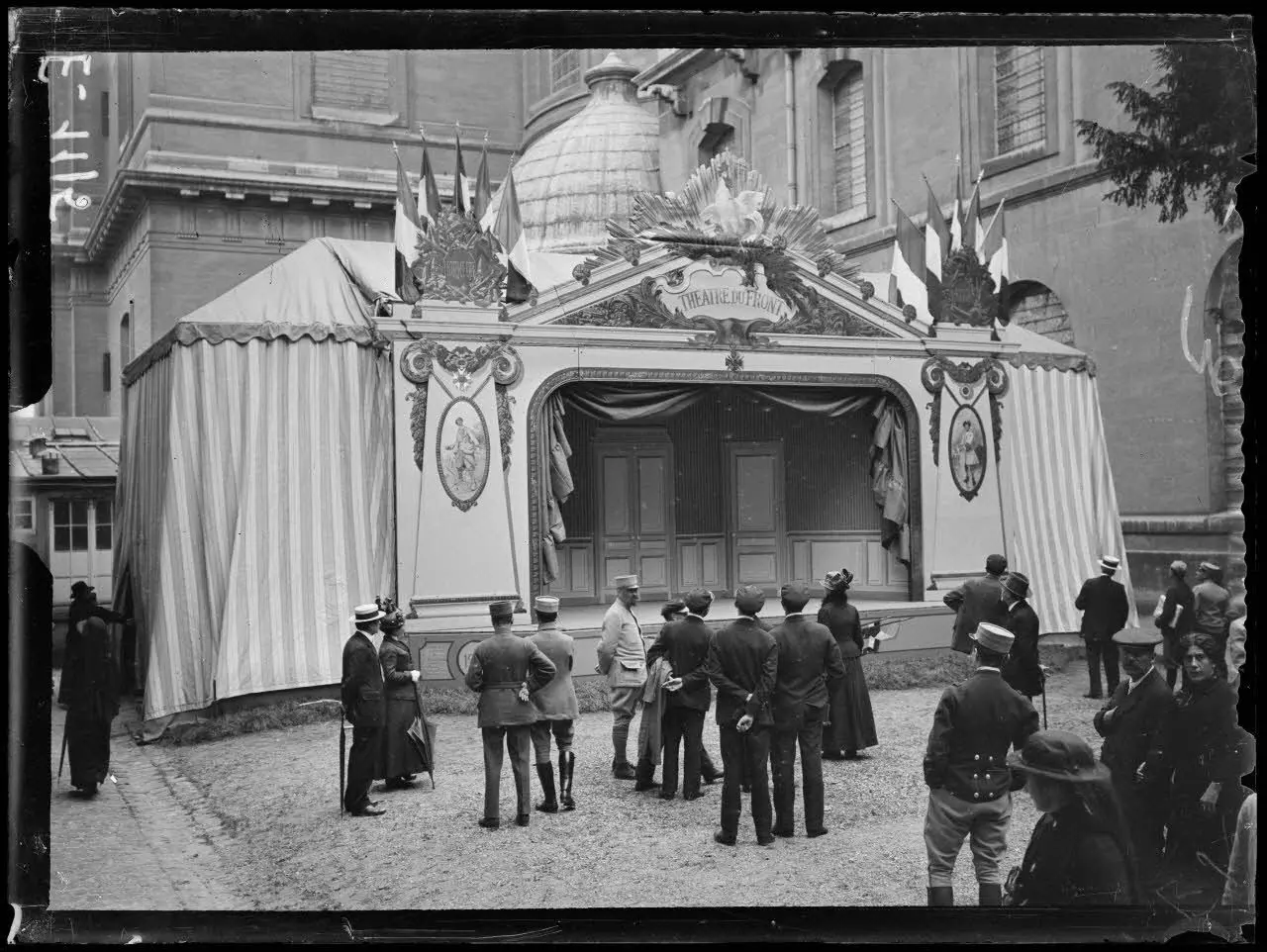 cour_des_invalides._le_theatre_au_front_scene_demontable_et_transportable_par_camion_auto_due_au_peintre_georges_scott._c_amedee_eywinger_ecpad_defense.jpg