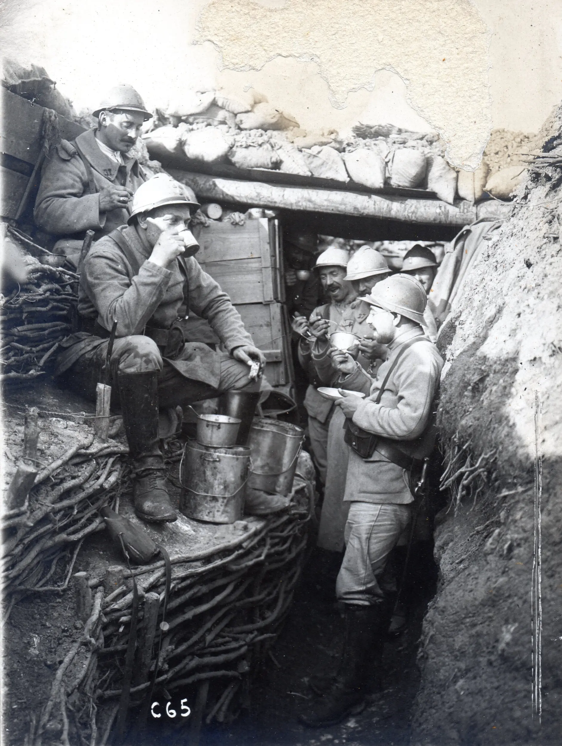 soldats_sur_le_front_partageant_un_moment_de_convivialite_meuse_1916_c_collection_particuliere.jpg