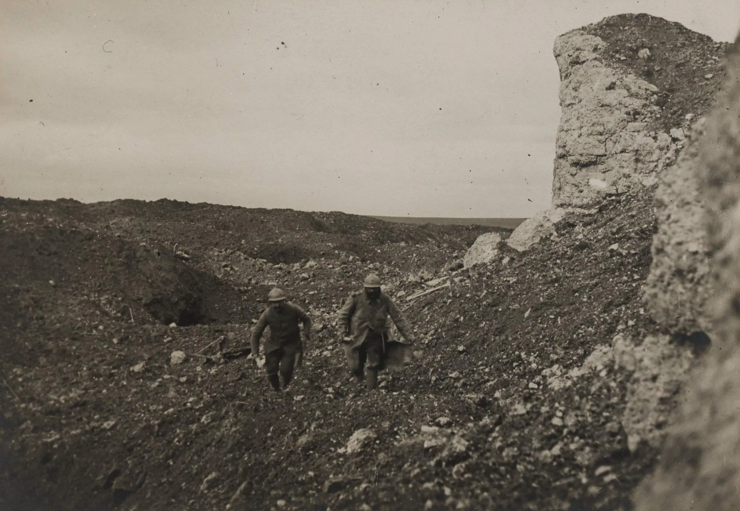 bdic_val_198_080_fort_de_vaux_un_coin_du_fort_bombarde._coureurs_apportant_des_plis_au_fort._22.11.16_2.jpg