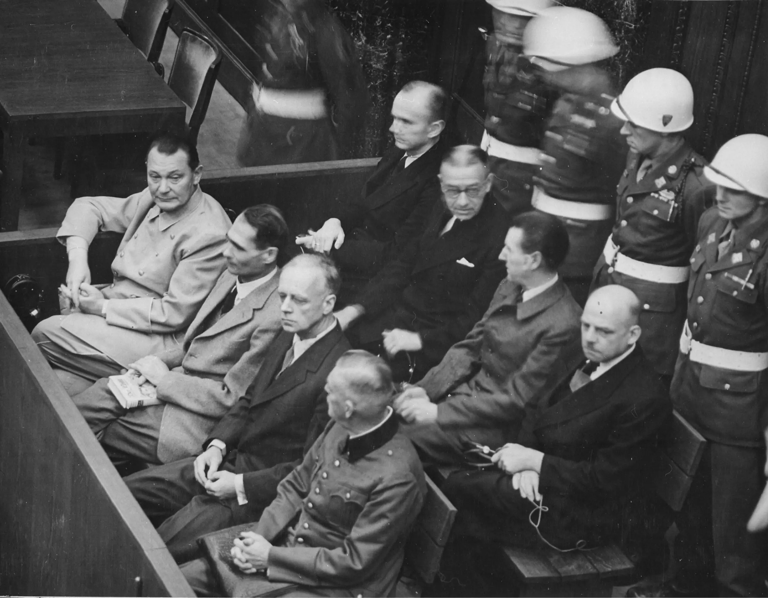 Procès de Nuremberg. Les accusés dans leur box, circa 1945-1946.