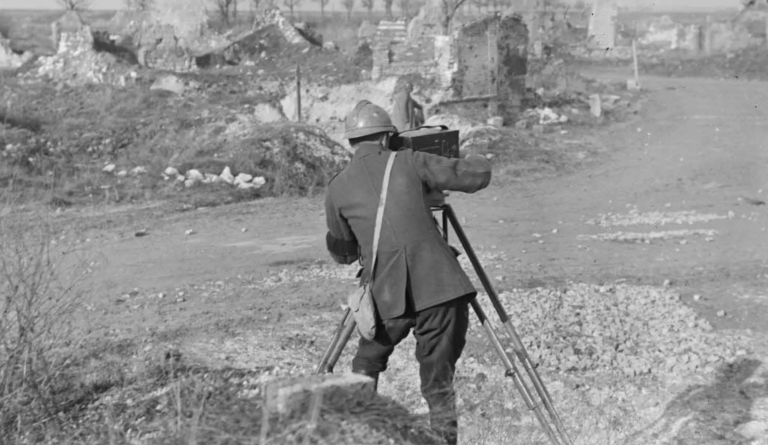 Un caméraman de la Section photographique et cinématographique de l’armée. 1918. © Amédée Eywinger - SPA - ECPAD