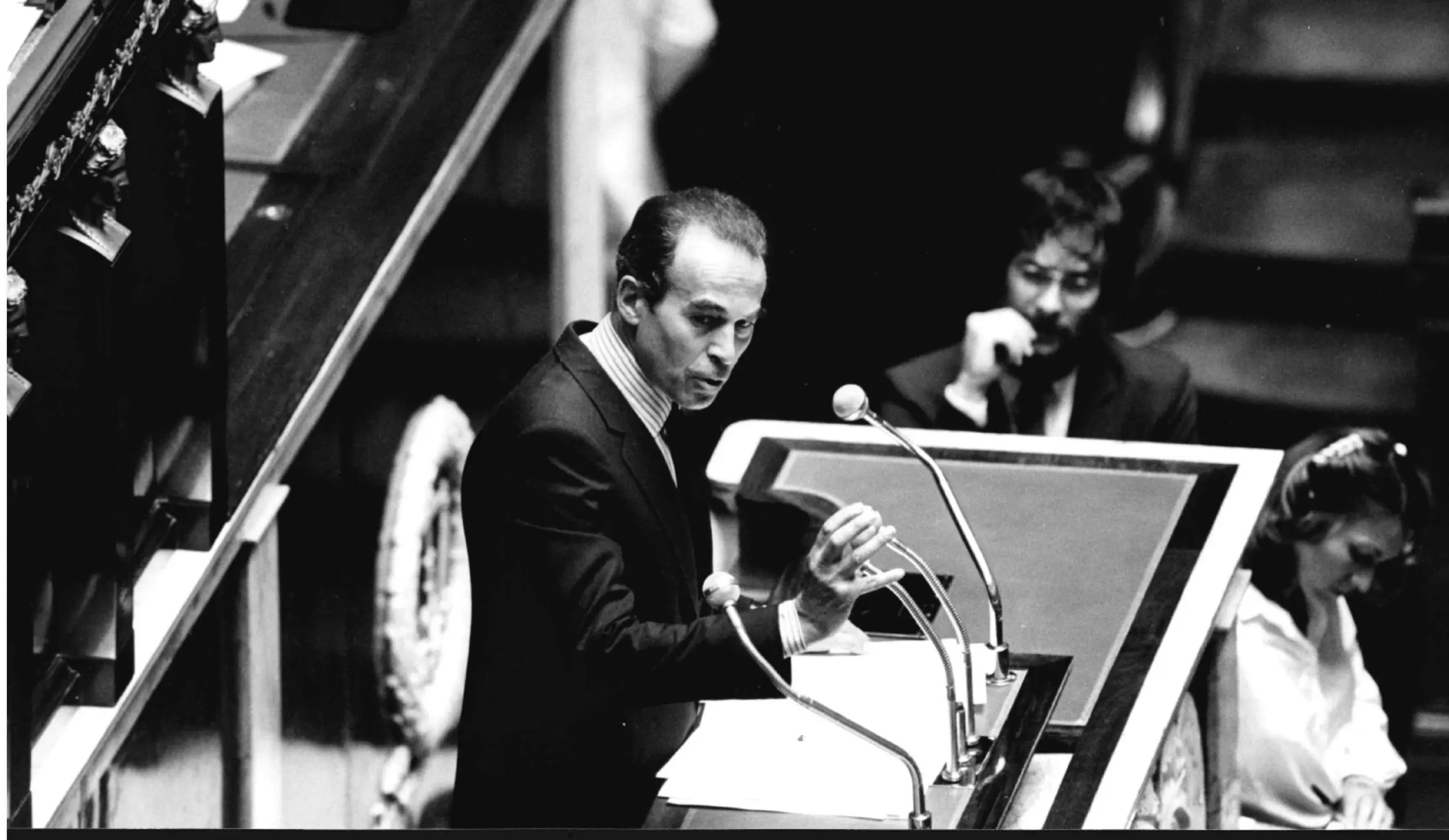 Robert Badinter. Le 17 septembre 1981 © Archives Nationales, 19950422 3, ministère de la Justice