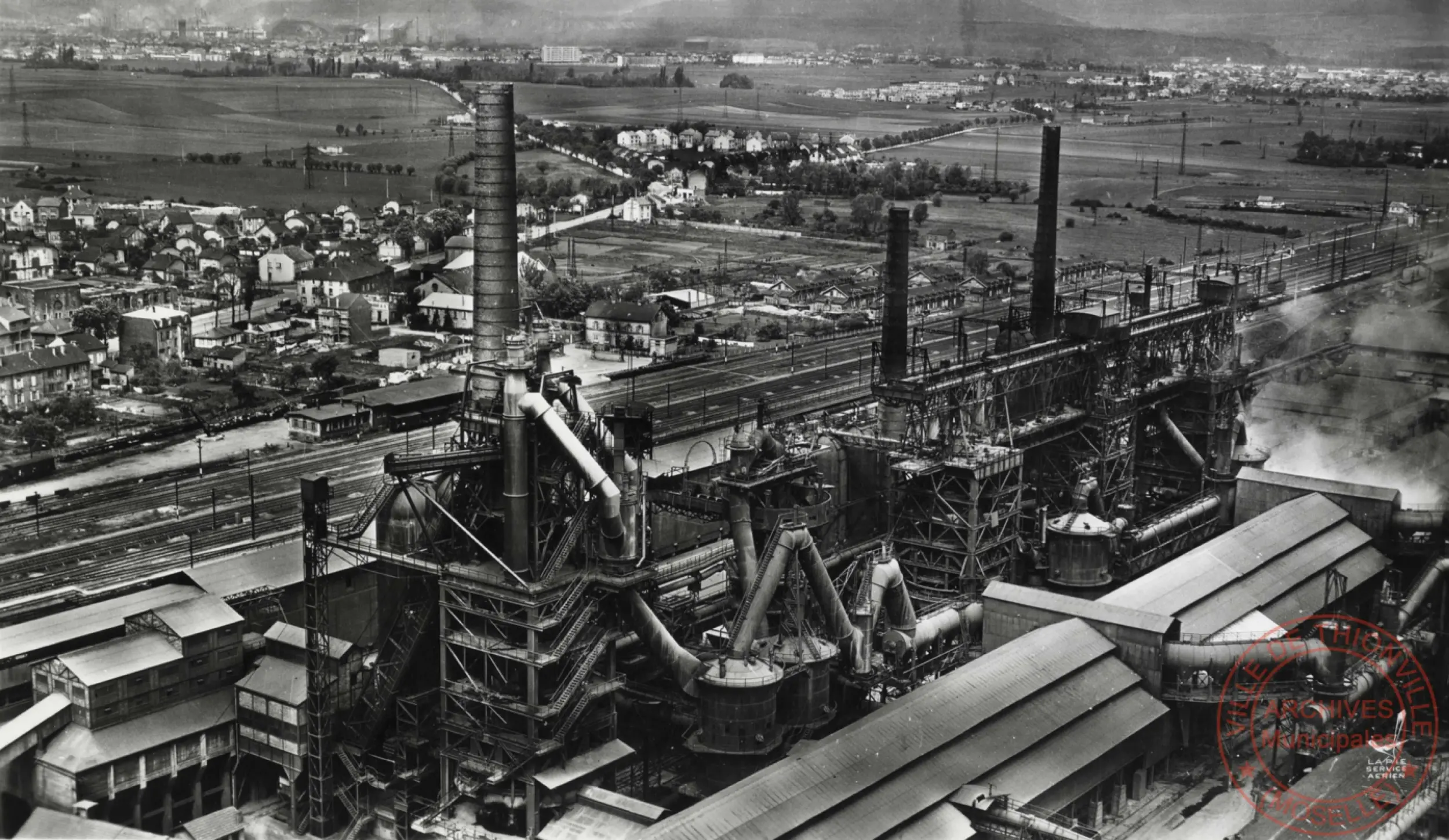Vue aérienne des Hauts-fourneaux d'Uckange. 1959 © Archives municipales de Thionville