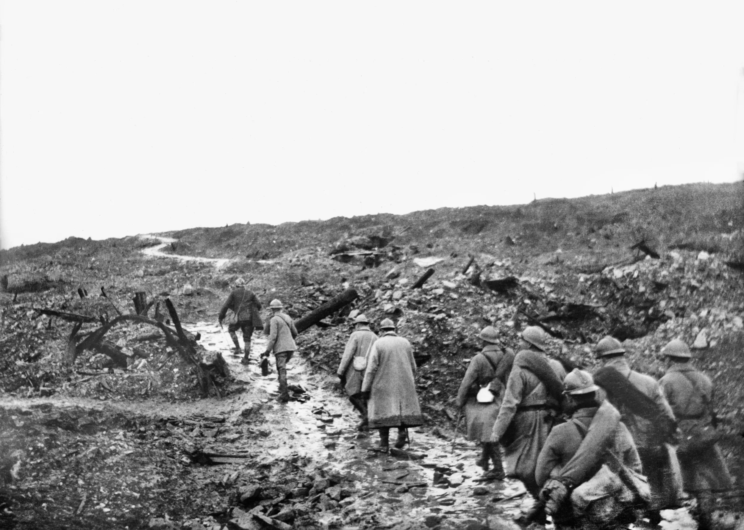 guerre_1914_1918._troupes_montant_en_ligne_aux_alentours_du_village_de_fleury._1917._c_collection_boyer_roger_viollet.jpg