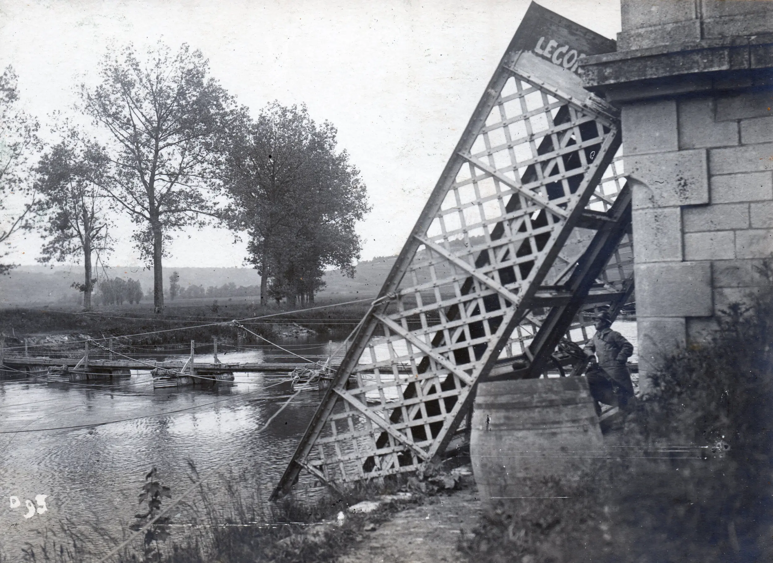 pont_detruit_sur_la_meuse.jpg