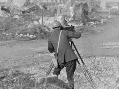 Un caméraman de la Section photographique et cinématographique de l’armée. 1918. © Amédée Eywinger - SPA - ECPAD